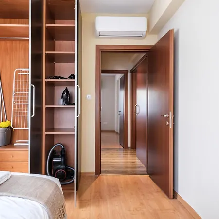 Alpha Court Apartment *